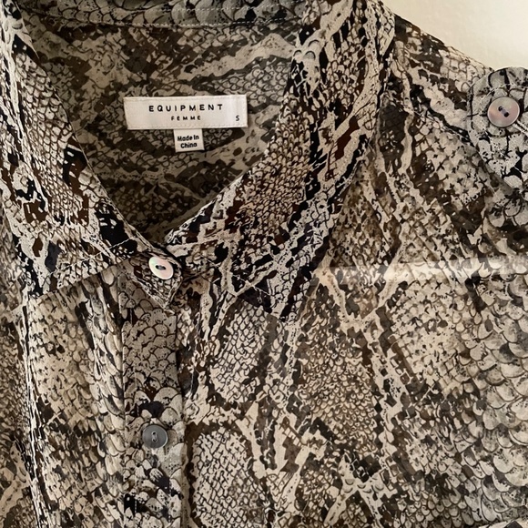 Equipment - Beige Snake Print 100% Silk Long Sleeve Button-up Blouse, Size S - Picture 2 of 4